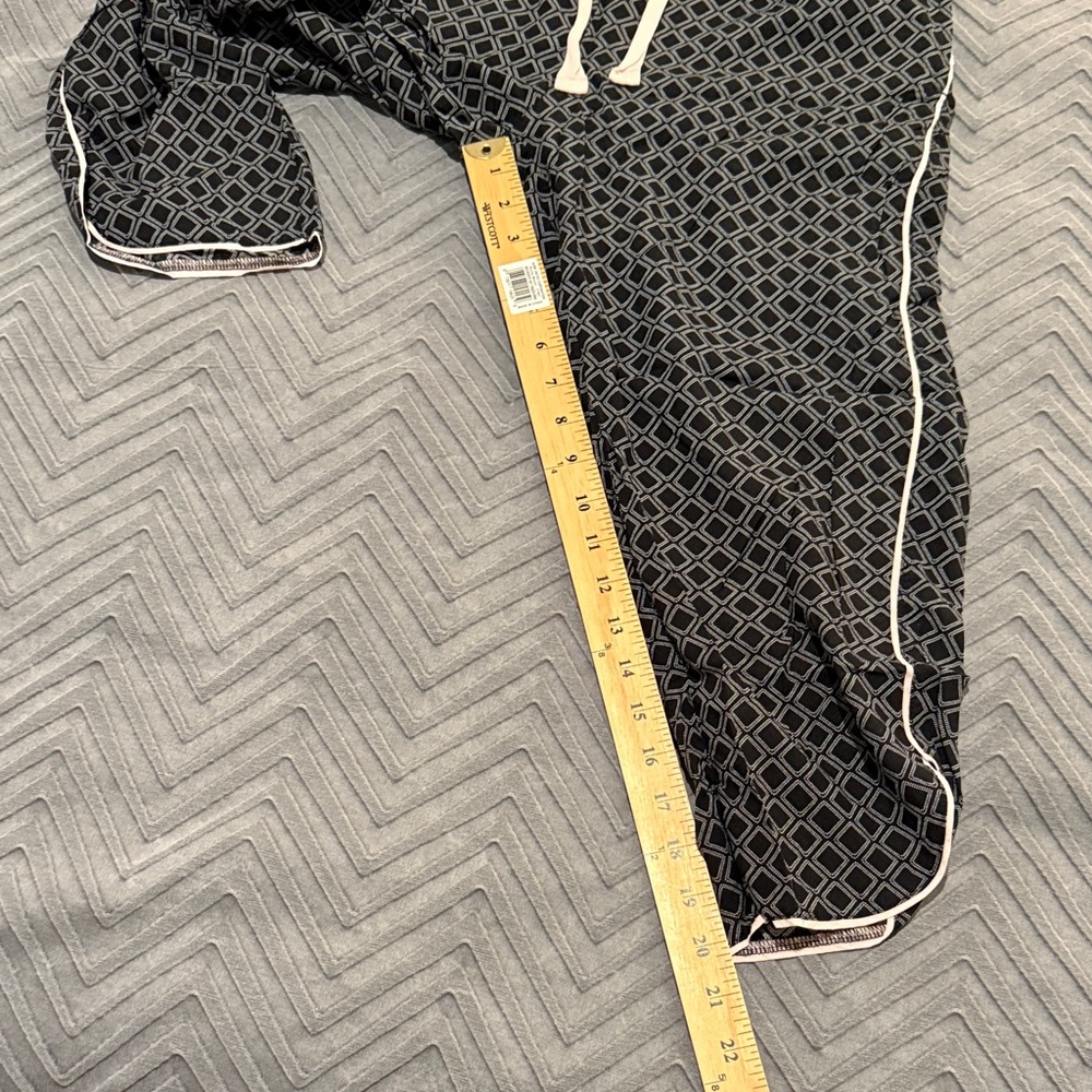 Stars Above Black and White Diamond Pattern Cropped Pajama Pants - Picture 7 of 9